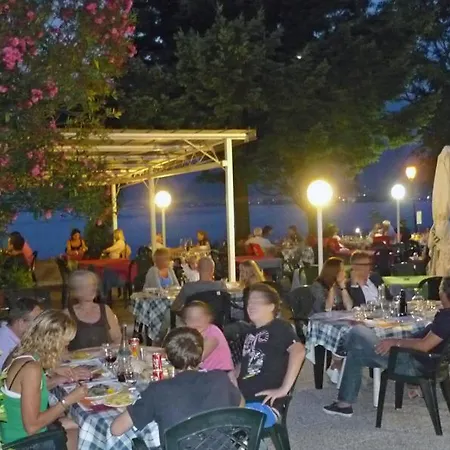 Oasi Del Lago Maria Sp Seewohnung Mit Garten Apartman Gera Lario